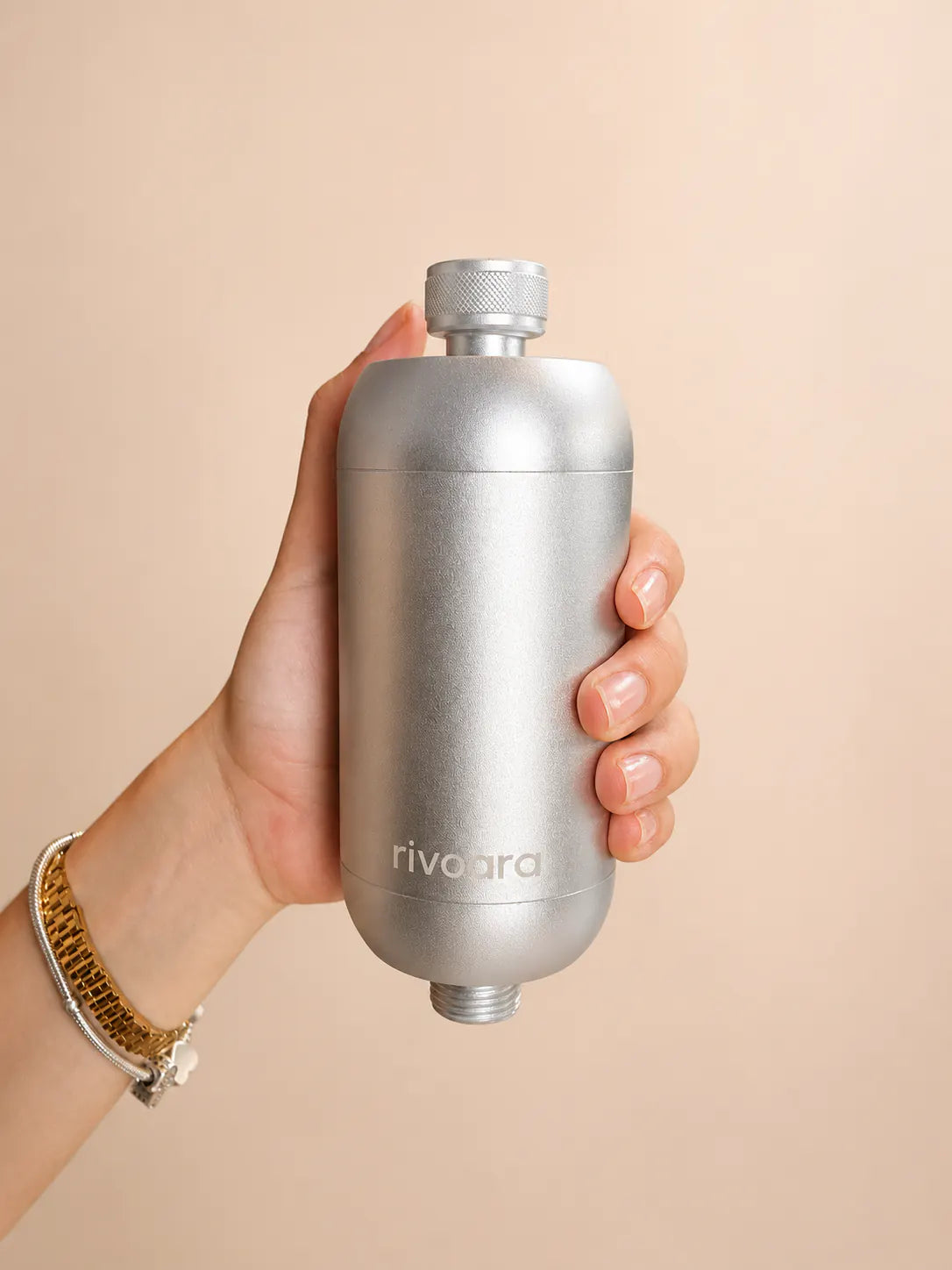 Rivoara® Duschfilter in Silber, in einer Hand gehalten